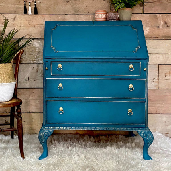Möbelstück gestrichen in ANTEBELLUM BLUE Dixie Belle Kreidefarbe