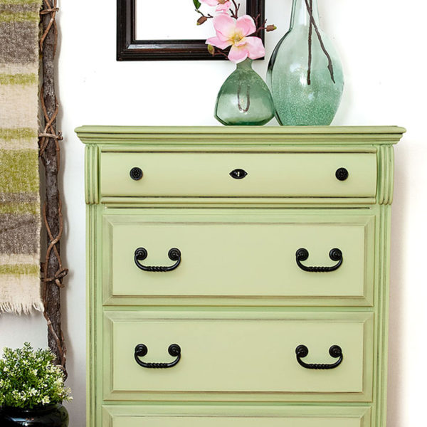 Möbelstück gestrichen in FARMHOUSE GREEN Dixie Belle Kreidefarbe